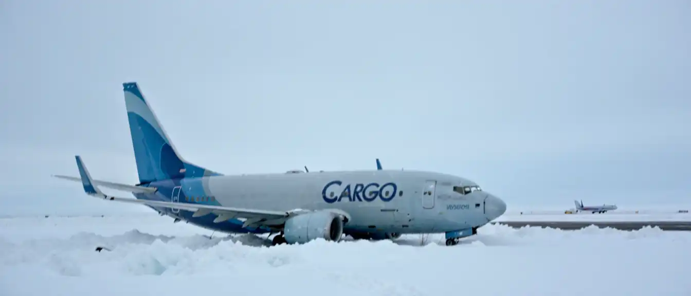 Инцидент в Норильске: грузовой Boeing 737 выкатился за пределы полосы
