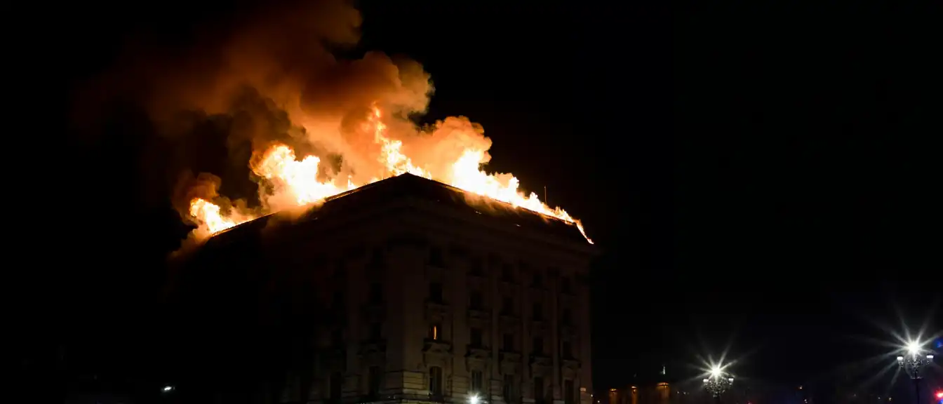Ночной пожар в самом сердце Петербурга: пламя охватило крышу здания на Лиговском