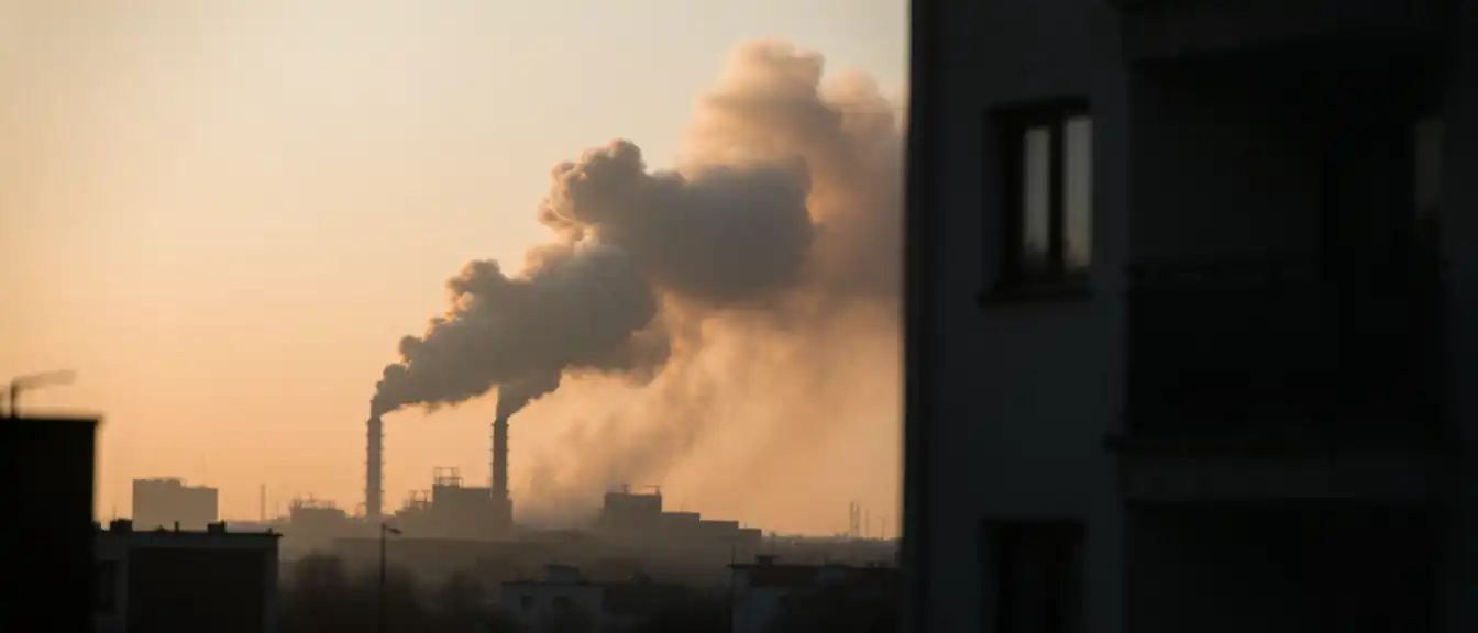 Дым над промышленной зоной: во Львове охвачено огнем производство осветительных приборов