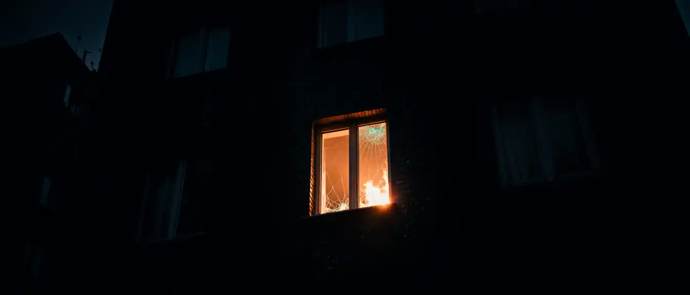 Прокуратура Москвы расследует гибель женщины в результате прыжка из окна во время пожара на улице Кулакова