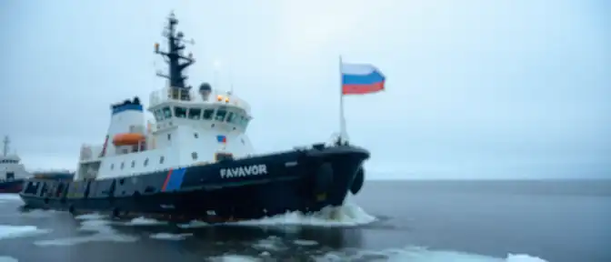 Арктический щит: в Архангельске на новый ледокольный буксир «Фавор» водрузили российский триколор