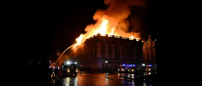 Ночная борьба с огнем: в центре Петербурга ликвидировали крупное возгорание на Лиговском проспекте