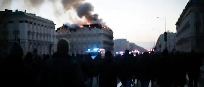 Опасный инцидент в центре Петербурга: пожар на Адмиралтейском проспекте привел к эвакуации людей