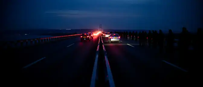 Очередная остановка на Крымском мосту: движение транспорта временно приостановлено