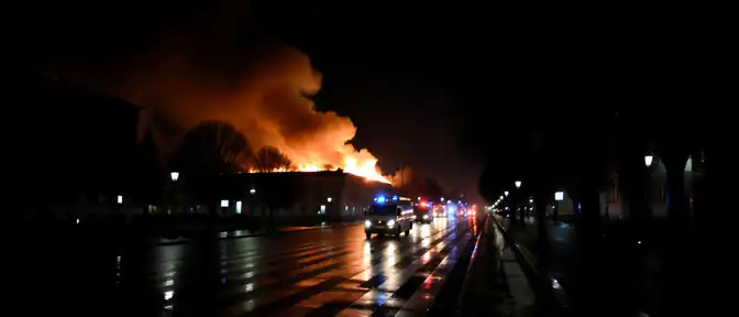 Крупное возгорание на Васильевском острове привело к отмене учебного процесса в Высшей школе журналистики и массовых коммуникаций СПбГУ