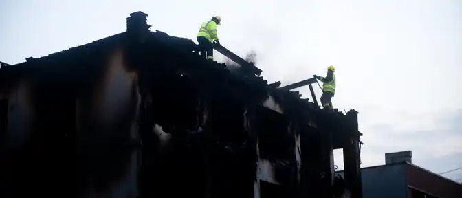 Ликвидация ночного пожара в хабаровском здании с ресторанами завершена спасателями ГУ МЧС России по Хабаровскому краю