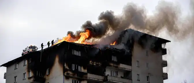 Огонь охватил тысячу метров кровли жилого здания в Южно-Сахалинске