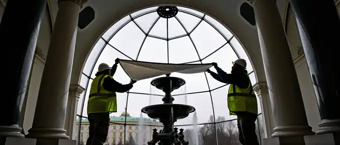 Специалисты начали установку защитного купола для подготовки светодинамического фонтана в музее-заповеднике Царицыно к зимнему сезону